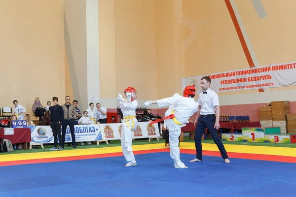 Batalla de los dos luchadores en el Campeonato — Foto de Stock