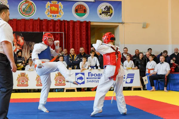 Batalla de los dos luchadores en el Campeonato — Foto de Stock