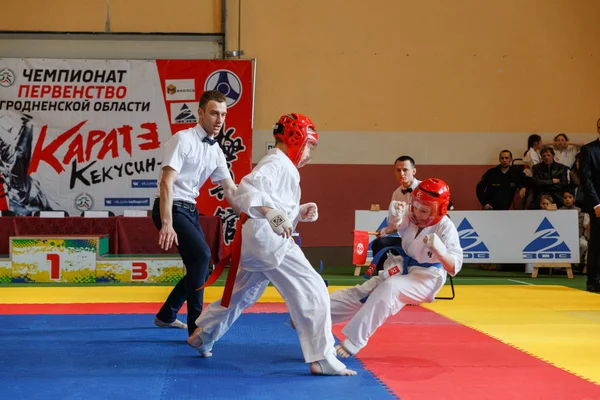 Batalla de los dos luchadores en el Campeonato — Foto de Stock