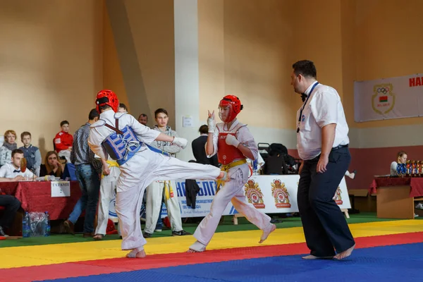 Batalla de los dos luchadores en el Campeonato — Foto de Stock