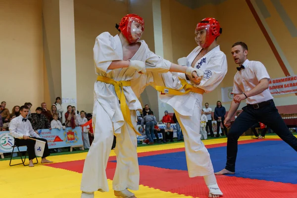 Batalla de los dos luchadores en el Campeonato — Foto de Stock