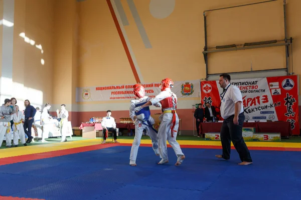 Batalla de los dos luchadores en el Campeonato — Foto de Stock