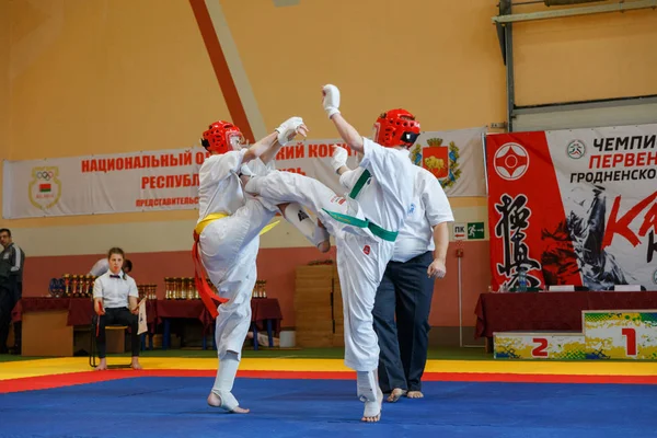 Batalla de los dos luchadores en el Campeonato — Foto de Stock