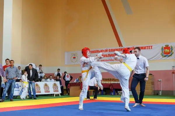 Batalla de los dos luchadores en el Campeonato —  Fotos de Stock