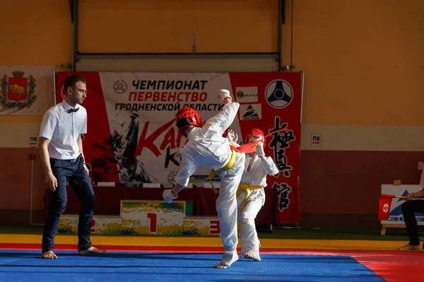 Batalla de los dos luchadores en el Campeonato — Foto de Stock