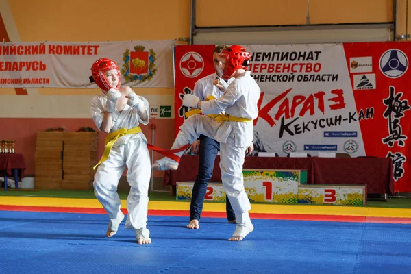 Batalla de los dos luchadores en el Campeonato —  Fotos de Stock