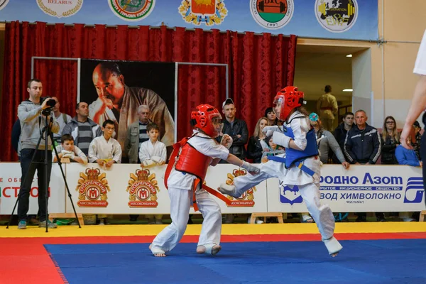 Batalla de los dos luchadores en el Campeonato — Foto de Stock