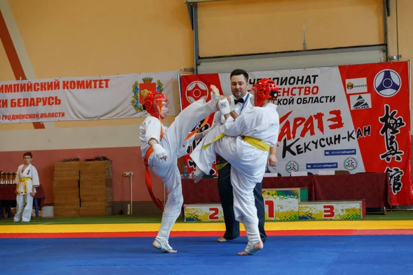 Batalla de los dos luchadores en el Campeonato — Foto de Stock