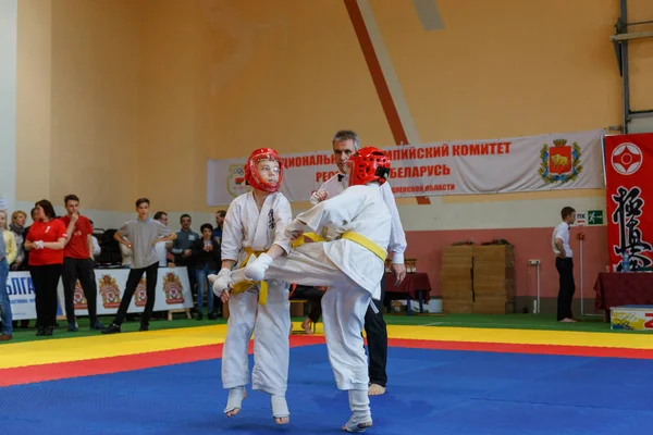 Batalla de los dos luchadores en el Campeonato — Foto de Stock