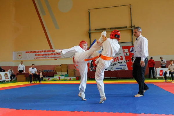 Batalla de los dos luchadores en el Campeonato — Foto de Stock