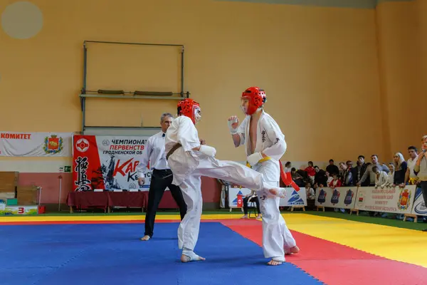 Batalla de los dos luchadores en el Campeonato — Foto de Stock