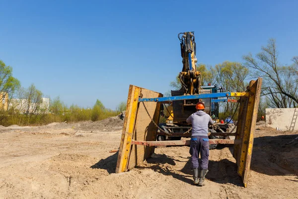 Instalación de soportes metálicos para proteger las paredes de la zanja . — Foto de Stock