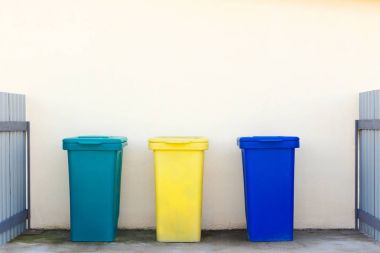 üst üste ayrı çöp toplama renkli plastik kaplar