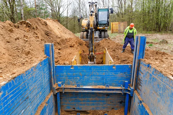 Instalación de soportes metálicos para proteger las paredes de la zanja . — Foto de Stock