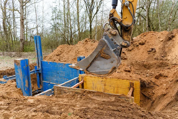 Installation de supports métalliques pour protéger les murs de la tranchée . — Photo