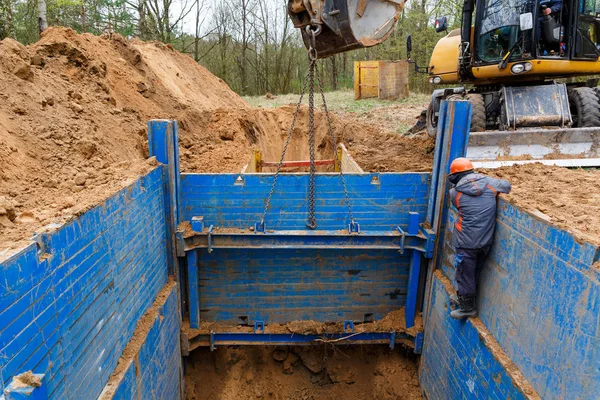 Installation de supports métalliques pour protéger les murs de la tranchée . — Photo