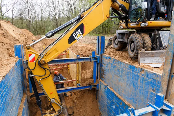 Installation of metal supports to protect the walls of the trench. — Stock Photo, Image