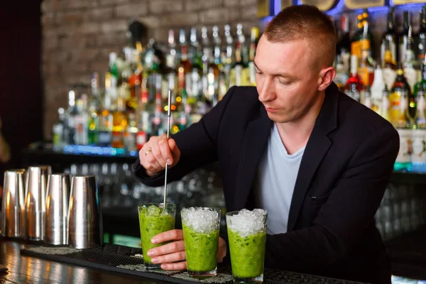 Der Barkeeper macht Vitamincocktail — Stockfoto