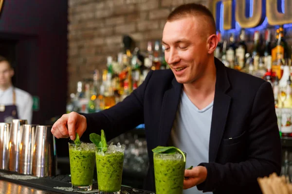 Le barman fait cocktail de vitamines — Photo