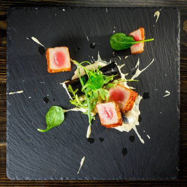 Uzun rulo ve salata ızgara orkinos