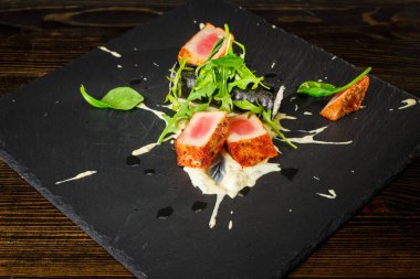 Uzun rulo ve salata ızgara orkinos