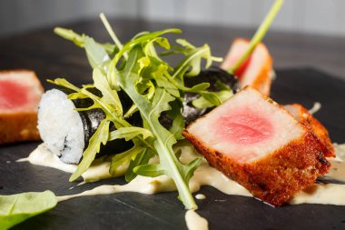 Uzun rulo ve salata ızgara orkinos