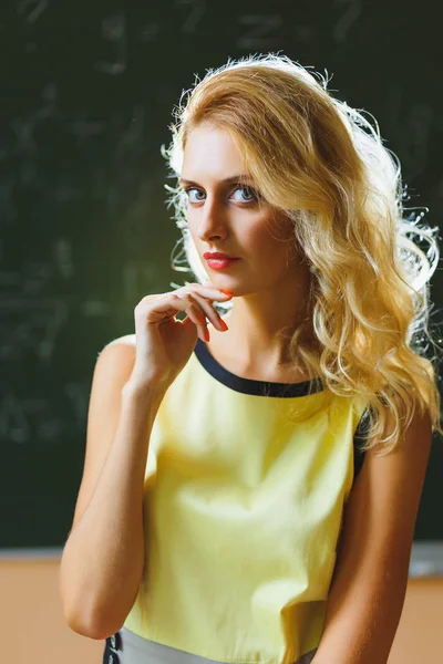 Bela jovem professora — Fotografia de Stock