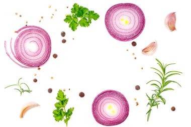 Kırmızı soğan ve beyaz arka plan üzerinde izole baharat kompozisyonu kopya alanı.