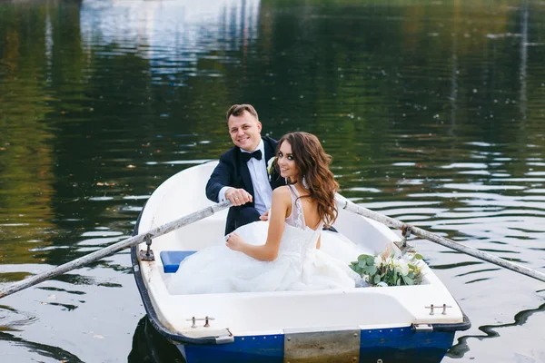 Жених и невеста в лодке на озере — стоковое фото