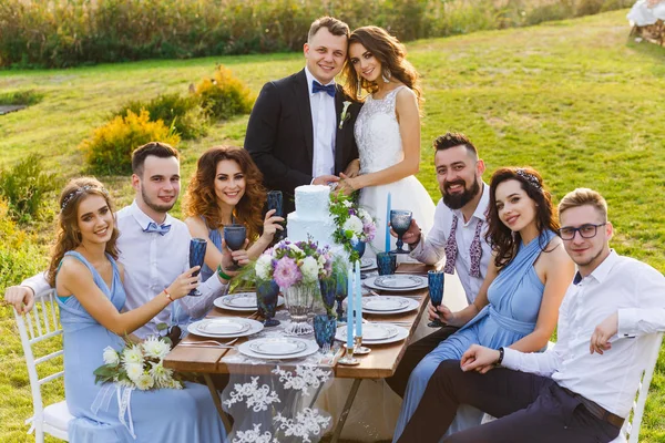 Newmarried çift ve Konuklar — Stok fotoğraf