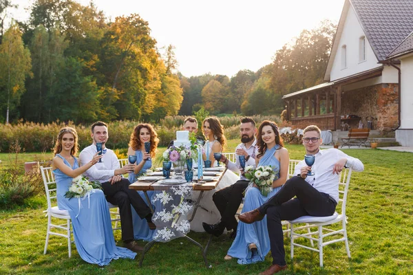 Pár newmarried a hosté — Stock fotografie