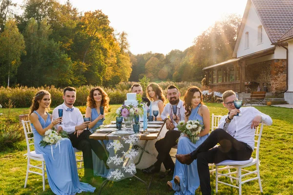 Pár newmarried a hosté — Stock fotografie
