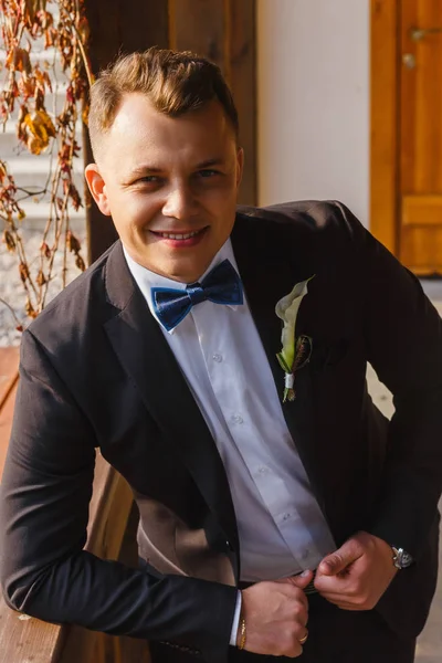 Stilvoller Bräutigam lächelt — Stockfoto