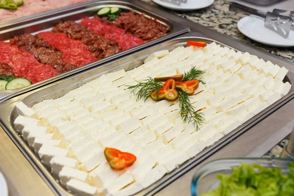 Bandeja de diferentes tipos de queijo fatiado — Fotografia de Stock