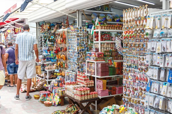 Touristen beim Einkaufen im Souvenirladen am Wasser in Nessebar — Stockfoto