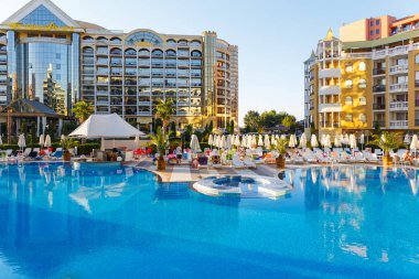 Hotel Marvel havuz kenarında oturan insanlar