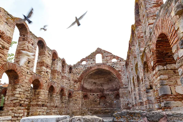 Witte duiven vliegen boven de kerk — Stockfoto