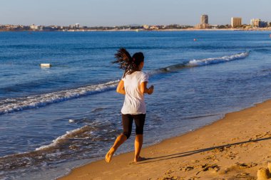 Kadın joggingoutdoors Beach