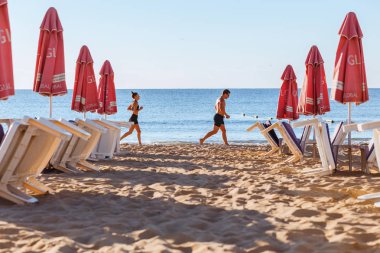 Birkaç egzersiz yapan sporcular