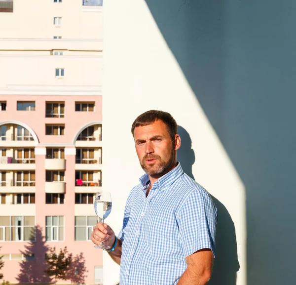 Knappe jongen staande op balkon — Stockfoto