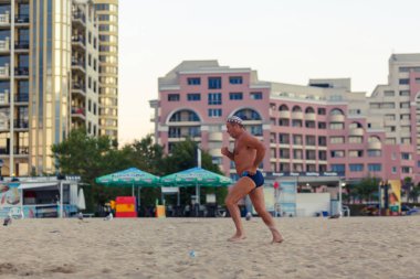 Adam açık havada çalışan sabah sahilde