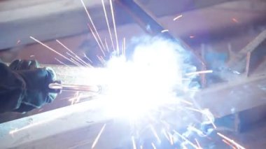 Kaynak bir metal işçisi 