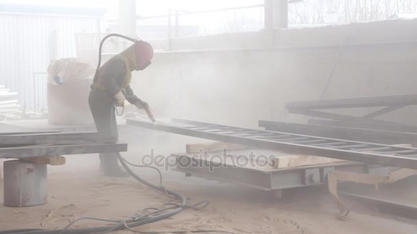 Worker sandblasting metal construction — Stock Video