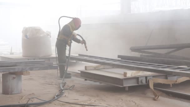 Werknemer zandstralen metalen constructie — Stockvideo