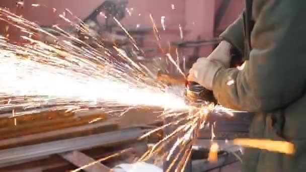 Работник с использованием промышленного шлифовального станка — стоковое видео
