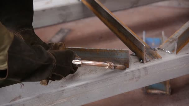 Trabajador soldando un metal — Vídeos de Stock