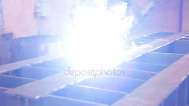Worker welding a metal — Stock Video