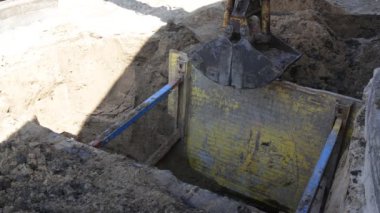  Siper duvarlarının korumak için metal destekler montajı. 