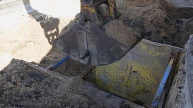 Siper duvarlarının korumak için metal destekler montajı.