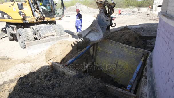 Instalación de soportes metálicos para proteger las paredes de la zanja. El revestimiento protege las paredes del colapso y salva a los trabajadores . — Vídeos de Stock